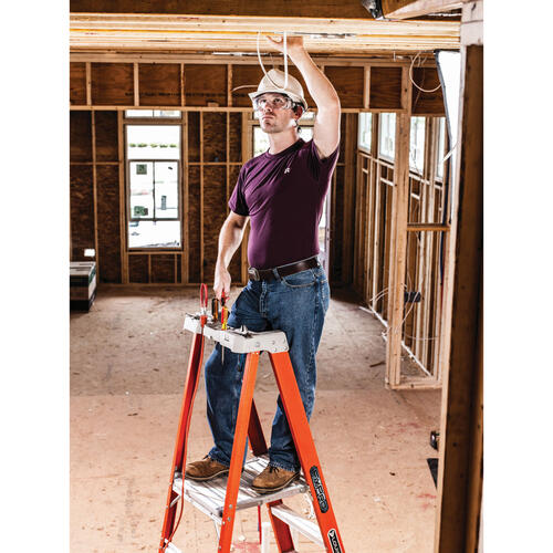 Louisville 4' Fibrglss Platform Step Ladder (FXP1704)