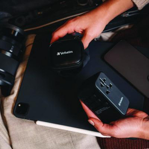 Verbatim UTA-05 Gan III Universal Travel Adapter, (2) USB-A/(2) USB-C/Quick Charge 4+ (32120)