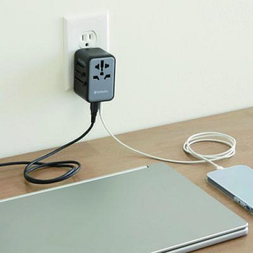 Verbatim UTA-09 Gan III Universal Travel Adapter, (2) USB-A/(2) USB-C/USB-C with Power Delivery 3.0 (32124)